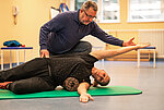 Physiotherapie, Übung liegend auf dem Boden 